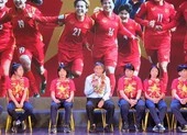 Người hâm mộ hào hứng giao lưu với Đội tuyển bóng đá nữ Việt Nam