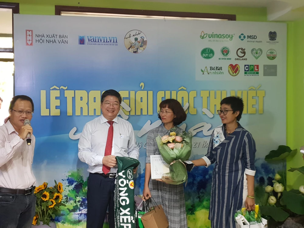 Tác giả đoạt giải nhất cuộc thi viết 'Về nhà' nghẹn ngào cùng nhân vật nhận giải ảnh 4 Tác giả đoạt giải nhất cuộc thi viết 'Về nhà' nghẹn ngào cùng nhân vật nhận giải ảnh 4