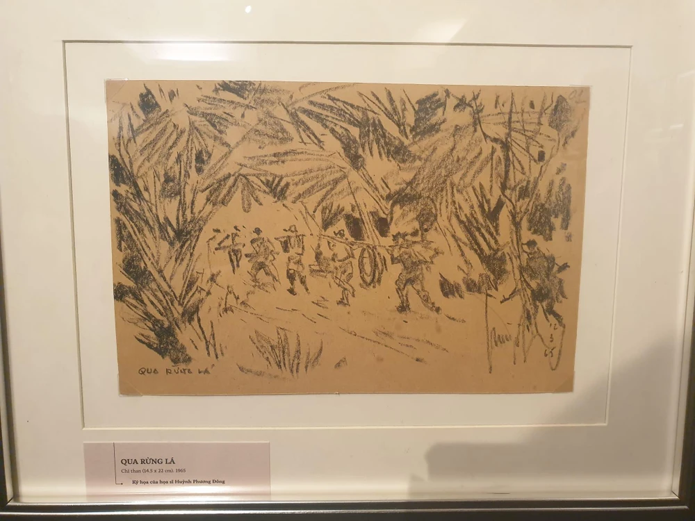 Tranh ký hoạ "Qua rừng lá" . Ảnh: VĂN HÀ.