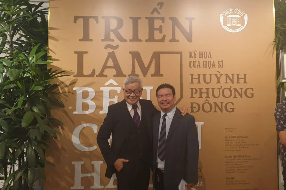 Nhà nghiên cứu Mỹ thuật Ngô Kim Khôi (trái) và ông Huỳnh Phương Đông (con trai cố hoạ sĩ Huỳnh Phương Đông) tại triển lãm. Ảnh: VĂN HÀ.