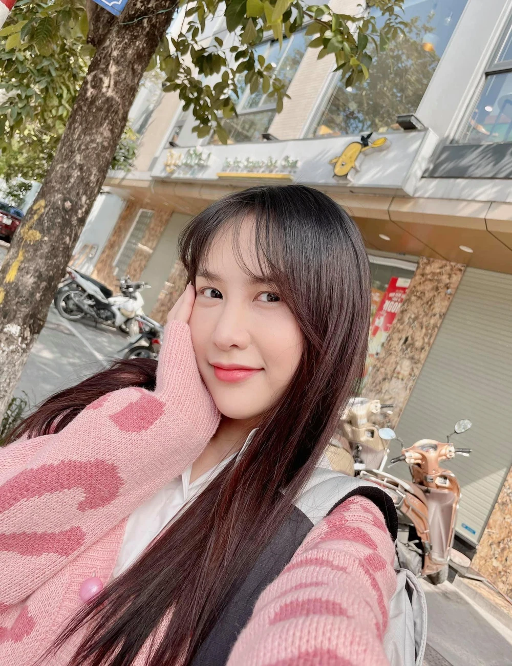 Dù đã qua lứa tuổi học cấp 3 từ lâu nhưng khi vào vai nữ sinh mới lớn , Anh Phương cũng đã để lại cho khán giả nhiều ấn tượng. Ảnh: FBNV.