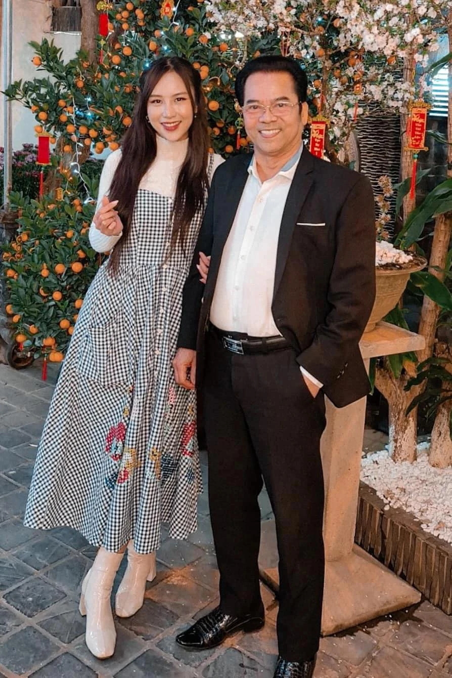 Jenna Anh Phương và bố- NSND Trần Nhượng. Ảnh: FBNV.