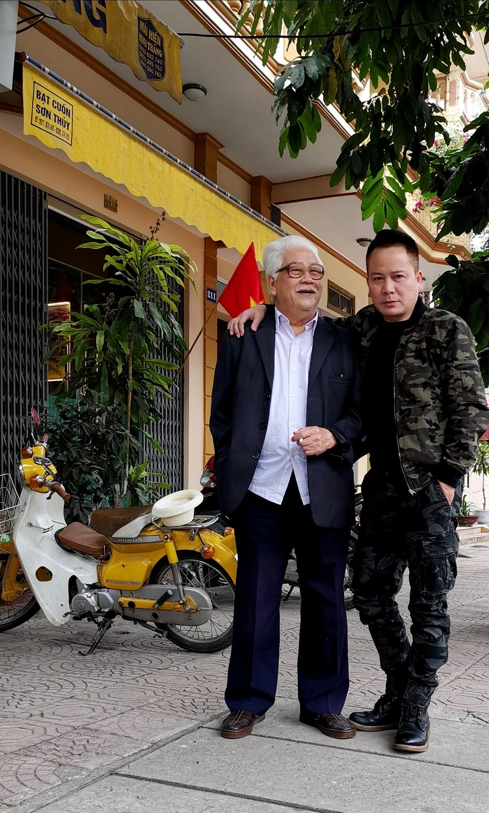 Lê Tuấn Anh và bố - NSƯT Đức Trung, diễn viên đảm nhận những vai chính diện trên màn ảnh. Ảnh: FBNV.