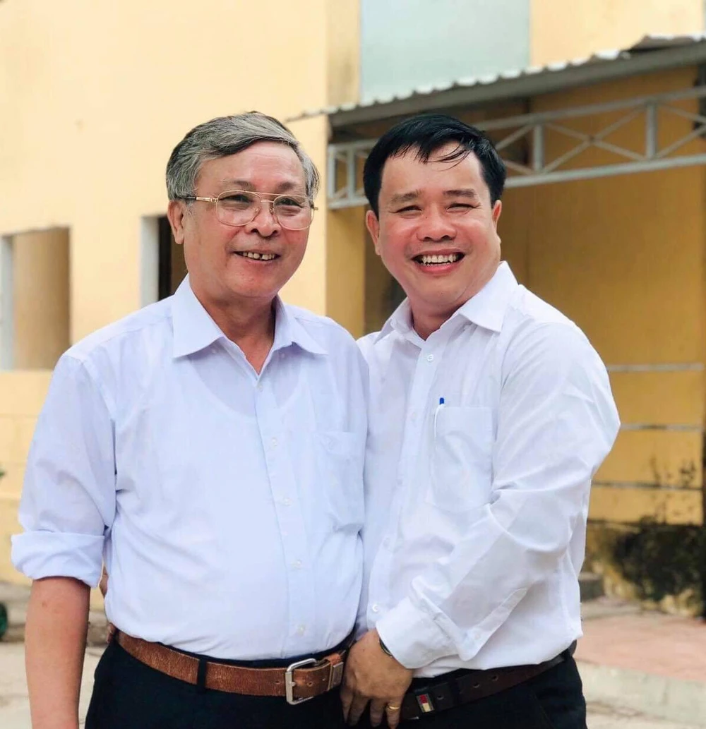 Ông Lê Văn Hiệp (phải)- Chuyên viên Phòng Giáo dục Trung học – Sở GD-ĐT tỉnh Quảng Nam là người ra đề thi HSG môn Ngữ Văn cấp THCS "gây sốt" những ngày qua. Ảnh: NVCC.