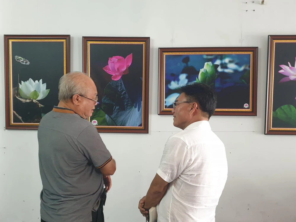 Những bức ảnh hoa sen của Thành Xuân Anh đều thấp thoáng bóng hình cha, mẹ thông qua đài sen, lá sen,... Ảnh: VĂN HÀ.