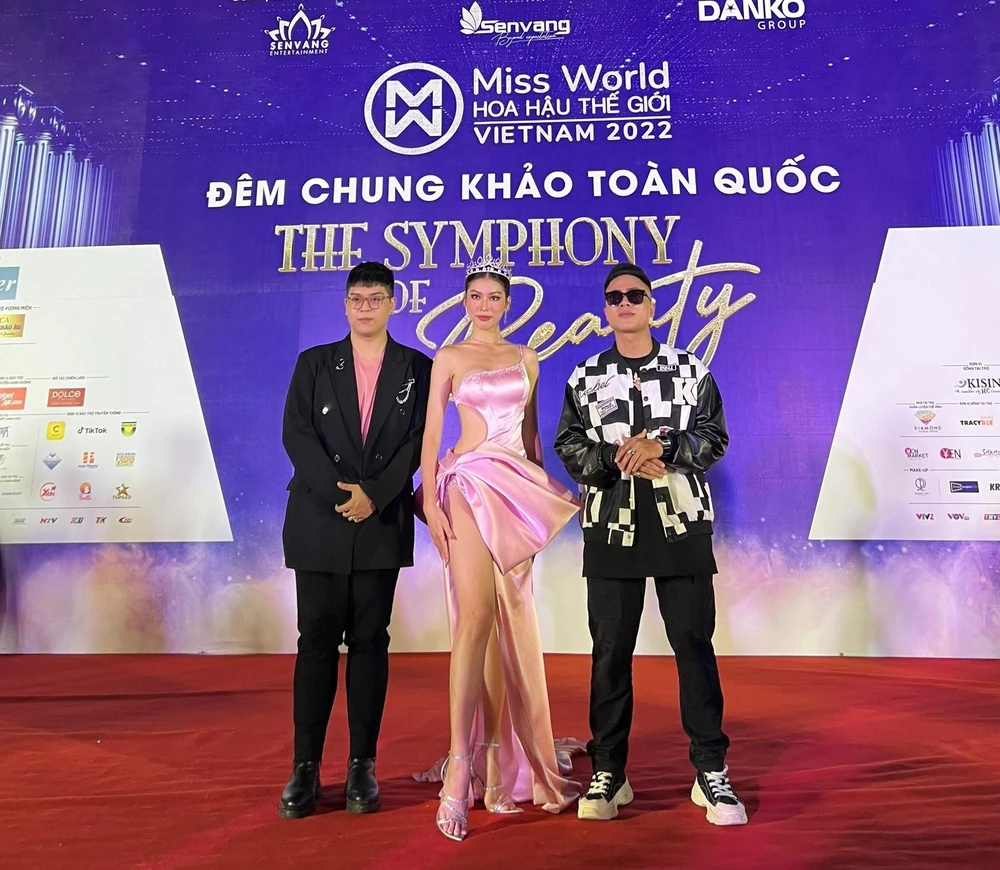 Nhóm Produce DTAP - Giám đốc âm nhạc Miss World Vietnam 2022 tại thảm đỏ đêm chung khảo . Ảnh: BTC.