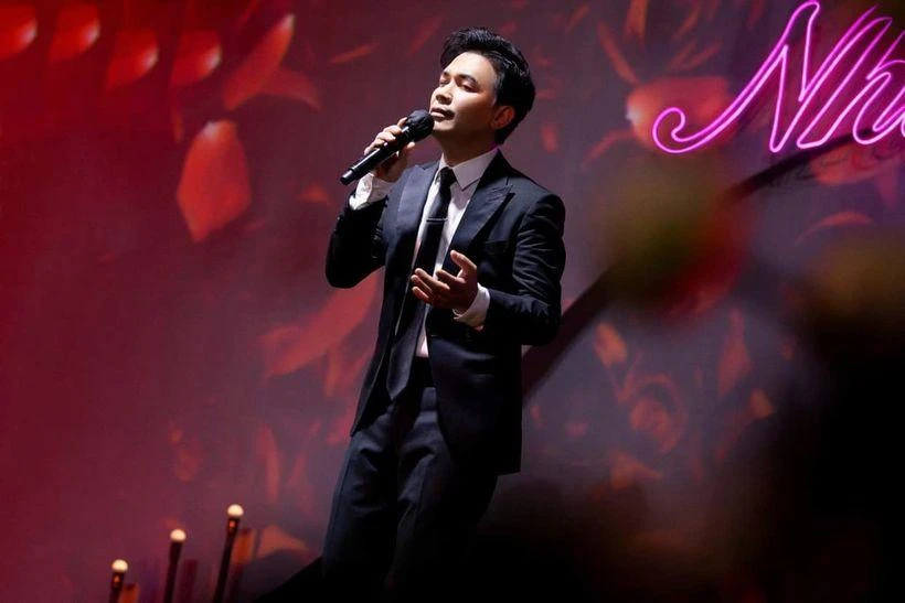 Ca sĩ Mạnh Quỳnh trong đêm nhạc "Nhớ Nhung" diễn ra vào ngày 28-4. Ảnh: BTC.