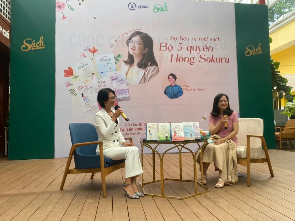 Tác giả Hồng Sakura (phải) và MC Phương Huyền tại buổi ra mắt sách. Ảnh: BTC.