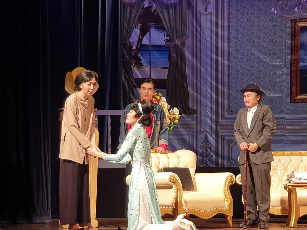 Kết thúc của vở "Tấm lòng của biển" khiến người xem không khỏi nghẹn ngào. Ảnh: VĂN HÀ.