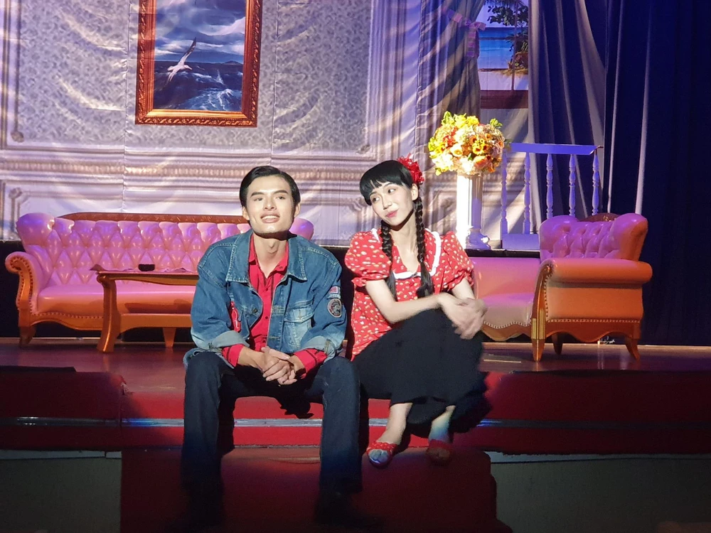 Đoàn Duy Nhứt vai Tấn, Hứa Ngọc Đình vai Xuân - hai vai diễn đầy đáng yêu trong vở kịch "Tấm lòng của biển". Ảnh: VĂN HÀ.