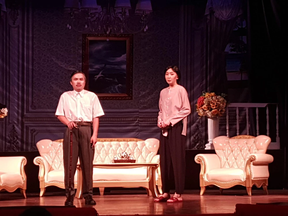 Vai diễn ông chủ của Đổng Tường (trái) khiến nhiều khán giả không khỏi thích thú. Ảnh: VĂN HÀ.