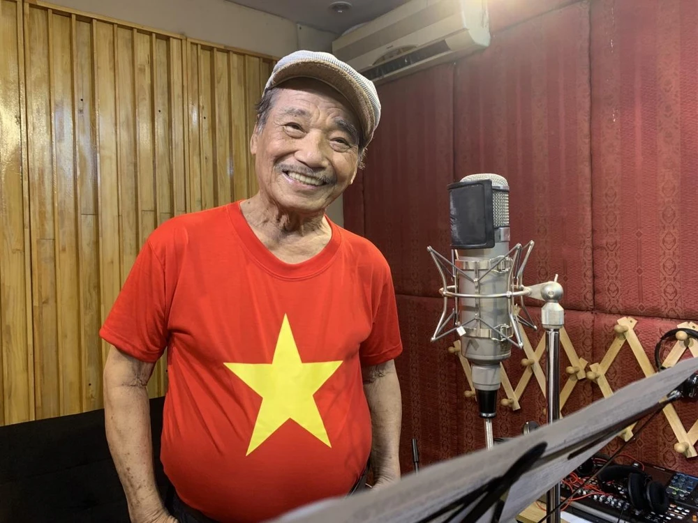 Dù đã U90 nhưng NSND Trần Hiếu vẫn hào hứng tham gia MV. Ảnh: Nhạc sĩ Kiên Ninh.