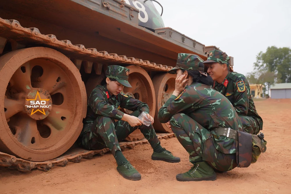 Hoà Minzy nghẹn ngào nhớ con trai sau nhiều ngày sống trong môi trường quân đội. Ảnh: Fanpage Sao nhập ngũ.