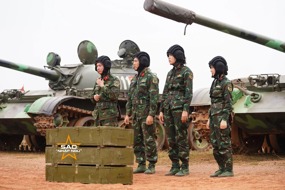 Dàn cast "Sao nhập ngũ 2022" bước vào thử thách lên xuống xe tăng quân đội. Ảnh: Sao nhập ngũ