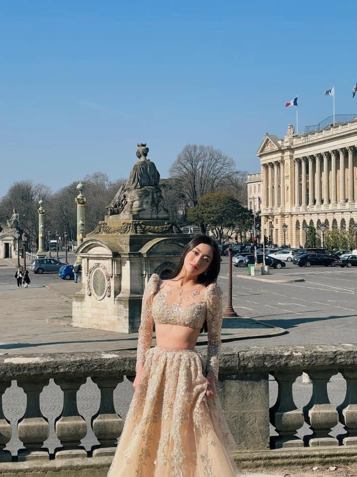 Bên cạnh đó, vòng eo quyến rũ cũng thường xuyên được Hoa hậu Thế giới Việt Nam 2019 "khoe" trong những bộ ảnh đăng tải. Ảnh: FBNV.