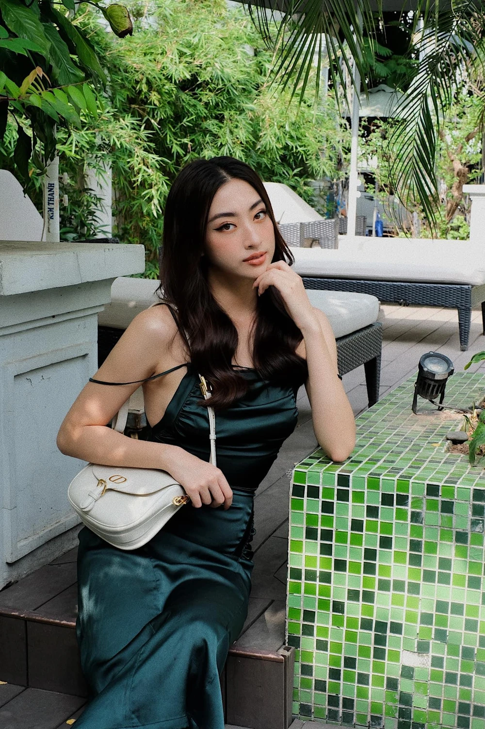 Trước đó, khi đăng tải hình ảnh mặc áo "ngắn cũn cỡn", Lương Thuỳ Linh đã bị không ít cư dân mạng chỉ trích là "gái hư". Trước những điều này, người đẹp chia sẻ: “Thế nào là gái hư? Hư là cư xử tệ hay hư là không học giỏi, không nghe lời?”. Cùng với đó, người đẹp cũng bày tỏ quan điểm, cô không nghĩ hư là mặc những bộ đồ hở và lý giải sở dĩ cô chọn mặc chiếc áo gây tranh cãi trên là vì nó mang tính thời trang và cô mặc nó theo cách mà mình thấy đẹp".