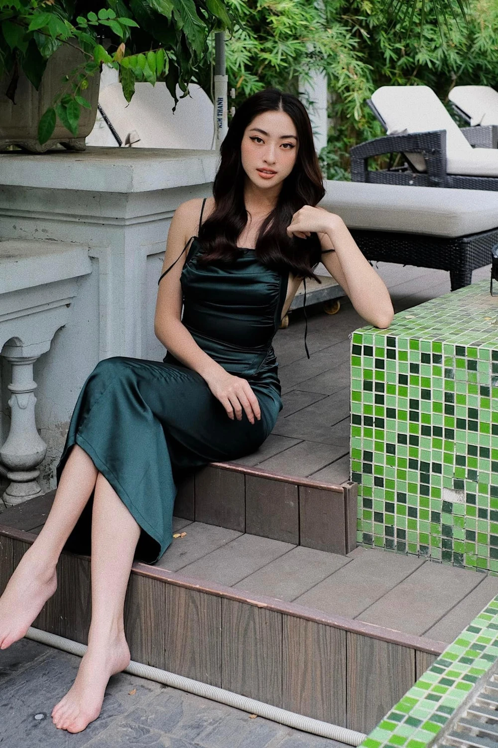 "Linh không nghĩ hư là mặc những bộ đồ hở. Linh chọn kiểu áo đó vì nó mang tính thời trang và mặc nó theo cách khiến thấy mình đẹp. Một cô gái phóng khoáng không phải một cô gái lẳng lơ và thèm muốn sự chú ý của mọi người. Và một cô gái kín đáo không có nghĩa cô ấy không muốn trở nên tự do, phóng khoáng hơn. Mình nghĩ chỉ dựa vào quần áo mà bị gắn mác "gái hư" là thực sự oan ức quá, sexy là một phong cách, cũng như thanh lịch, kín đáo vậy. Hãy coi đó là sự bình đẳng và hãy tôn trọng cá tính cá nhân của mọi người. Mặc dù ranh giới giữa sexy và phản cảm là rất mong manh nhưng trên cương vị là một người của công chúng, một người hoạt động trong lĩnh vực thời trang và đặc biệt là Hoa hậu, Linh biết thế nào là phản cảm"- Lương Thùy Linh viết.