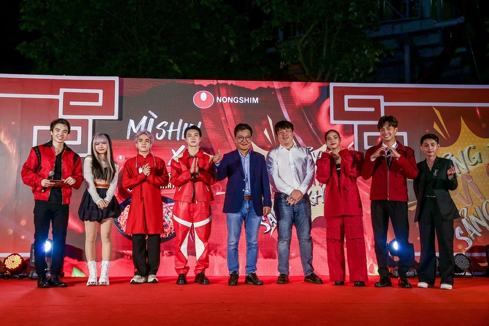 Các nghệ sĩ. TikToker chụp ảnh cùng đại diện mì Nongshim tại Việt Nam. Ảnh: BTC