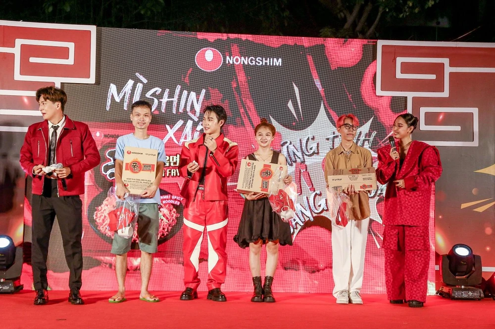 Khán giả tại sự kiện nhận quà sau khi tham gia trò chơi. Ảnh: BTC.