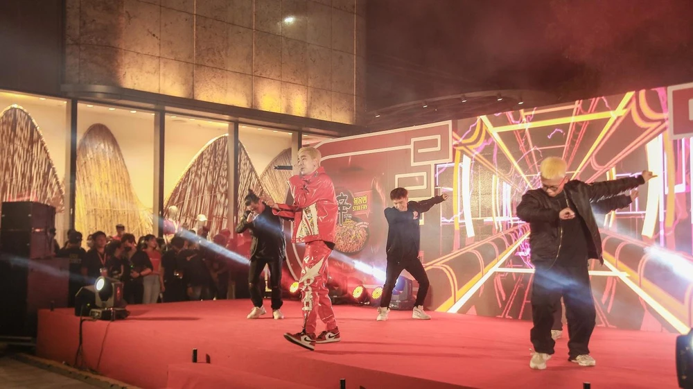 Osad biểu diễn mở đầu cho sự kiện. Ảnh: BTC.