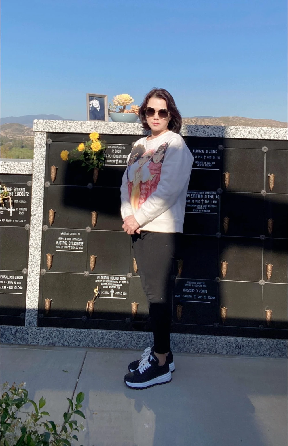 Ca sĩ Phương Loan - bà xã cố nghệ sĩ Chí Tài thường đến thăm mộ chồng vào cuối tuần. Ảnh: Fanpage Chí Tài Phương Loan.