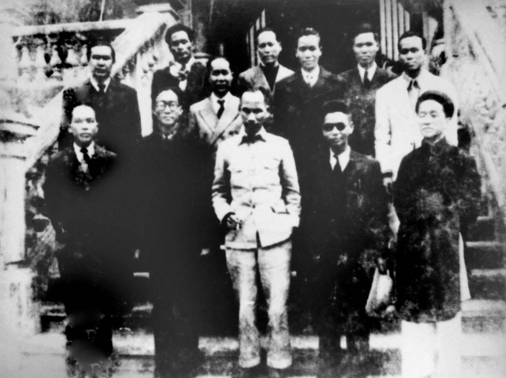 Từ 1943-1945, Người cùng Ban Thường vụ Trung ương Đảng lãnh đạo Nhân dân Việt Nam đấu tranh giành độc lập dân tộc.