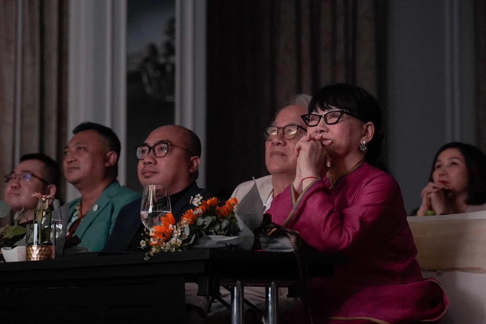 Ca sĩ Trịnh Vĩnh Trinh và ông xã xúc động khi xem trích đoạn phim "Em và Trịnh". Ảnh: BTC. Ca sĩ Trịnh Vĩnh Trinh và ông xã xúc động khi xem trích đoạn phim "Em và Trịnh". Ảnh: BTC.