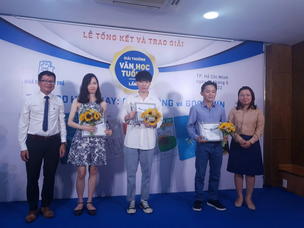 Các tác giả đoạt giải tư (thứ 2 từ trái qua): Hiền Trang, Nguyên Nguyên, Hoàng Công Danh. Ảnh: VĂN HÀ.
