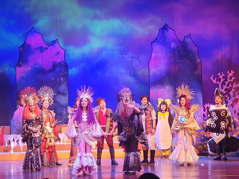 Vở kịch "Cuộc phiêu lưu của thuyền trưởng Sinbad: Đại chiến nàng tiên cá". Ảnh: VĂN HÀ. Vở kịch "Cuộc phiêu lưu của thuyền trưởng Sinbad: Đại chiến nàng tiên cá". Ảnh: VĂN HÀ.
