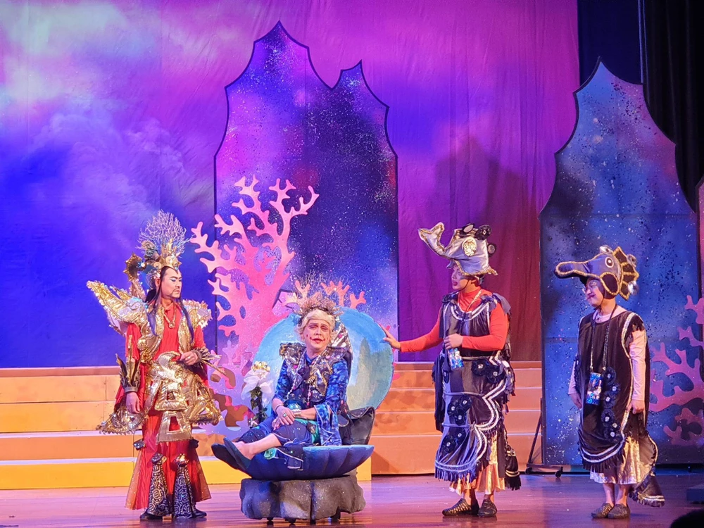 NSƯT Hữu Châu vào vai tiên cá bà ngoại Mê Mê hứa hẹn đem đến nhiều tiếng cười cho khán giả. Ảnh: VĂN HÀ. NSƯT Hữu Châu vào vai tiên cá bà ngoại Mê Mê hứa hẹn đem đến nhiều tiếng cười cho khán giả. Ảnh: VĂN HÀ.