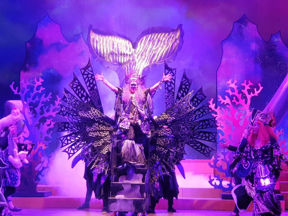 Tạo hình tiên cá đen Mê La do NSƯT Thành Lộc đảm nhận. Ảnh: VĂN HÀ. Tạo hình tiên cá đen Mê La do NSƯT Thành Lộc đảm nhận. Ảnh: VĂN HÀ.