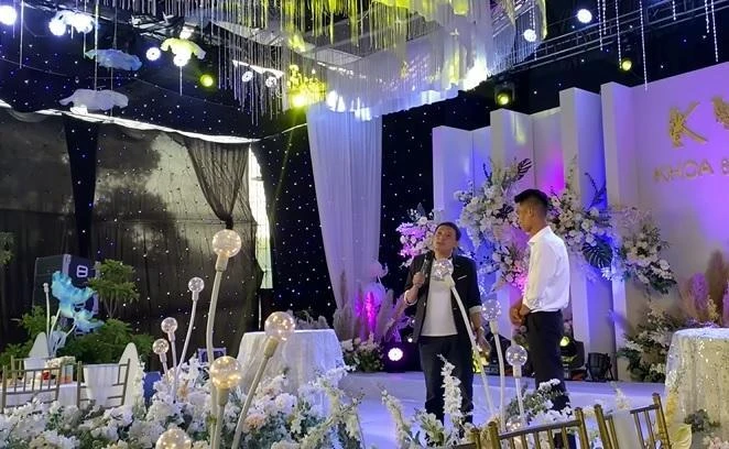 Danh hài Chiến Thắng phát biểu tại đám cưới của Mạc Văn Khoa. Ảnh: Chụp màn hình.