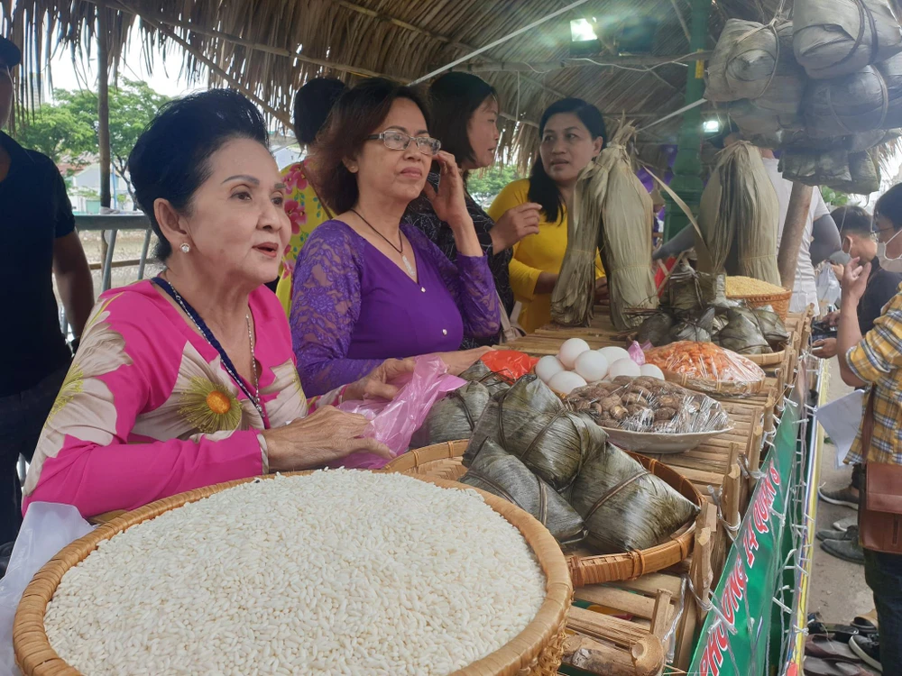 Bánh ú lá tre (bánh lá trạng) có nguồn gốc từ người Hoa được bày bán tại gian hàng bên cạnh các nguyên liệu của bánh. Ảnh: VĂN HÀ.
