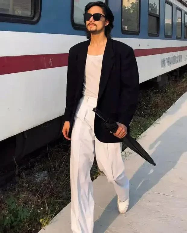 Chí Kiên sở hữu chiều cao lý tưởng, vẻ ngoài điển trai cùng nét đàn ông mạnh mẽ khiến nhiều khán giả và fan hâm mộ dành lời khen ngợi. Ảnh: FBNV.