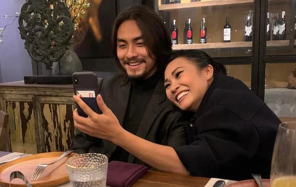 Phương Thanh và bạn trai kém tuổi cùng đi ăn tối tại Đà Lạt. Ảnh: FBNV.