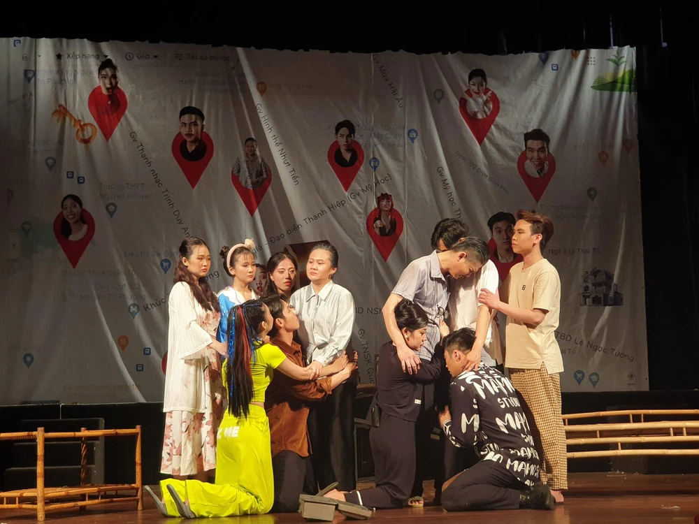 Cảnh cuối gây xúc động trong vở "Khúc trầm hương". Ảnh: VĂN HÀ.