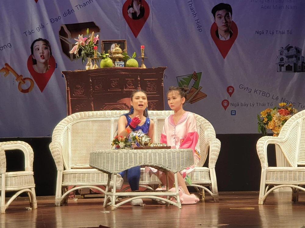 Diễn viên Thùy Linh (vai Na) và diễn viên Lữ Thiện Quân (vai Thảo) đem lại tiếng cười thú vị cho khán giả. Ảnh: VĂN HÀ.