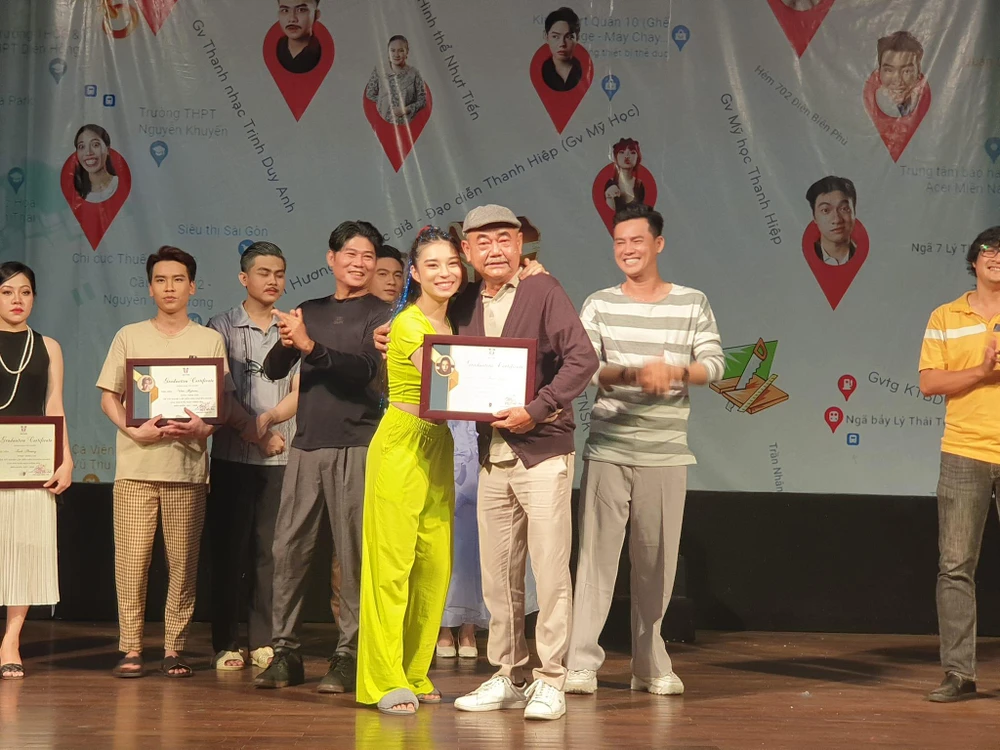 NSND Việt Anh trao bằng tốt nghiệp cho diễn viên Lữ Thiện Quân. Ảnh: VĂN HÀ.