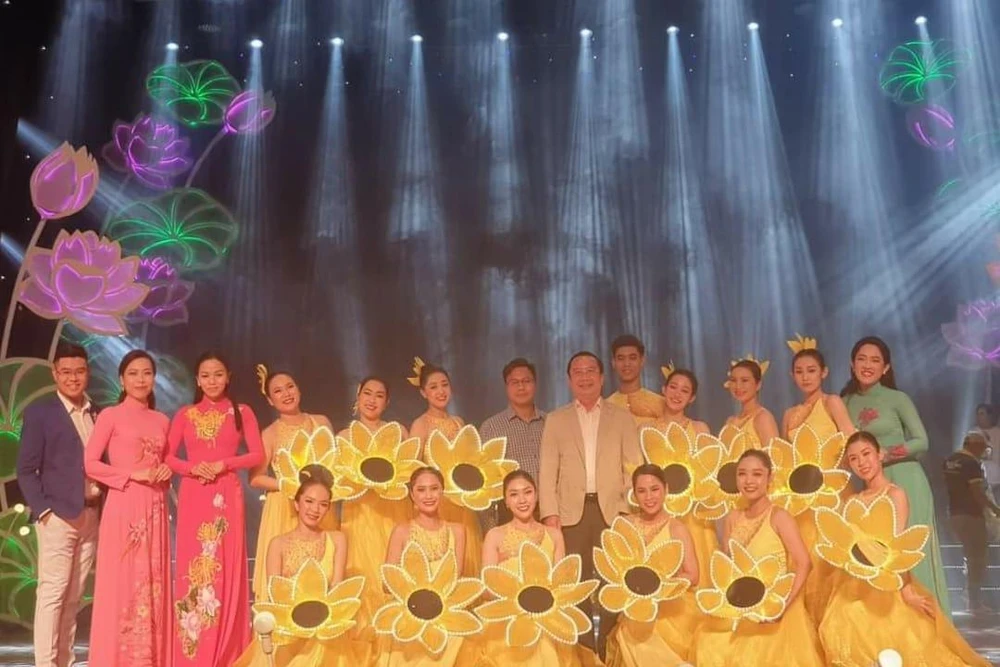 Ông Trần Thế Thuận - Giám đốc Sở Văn hóa và thể thao TP.HCM (giữa) chụp ảnh lưu niệm cùng các nghệ sĩ sau chương trình. Ảnh: VĂN HÀ