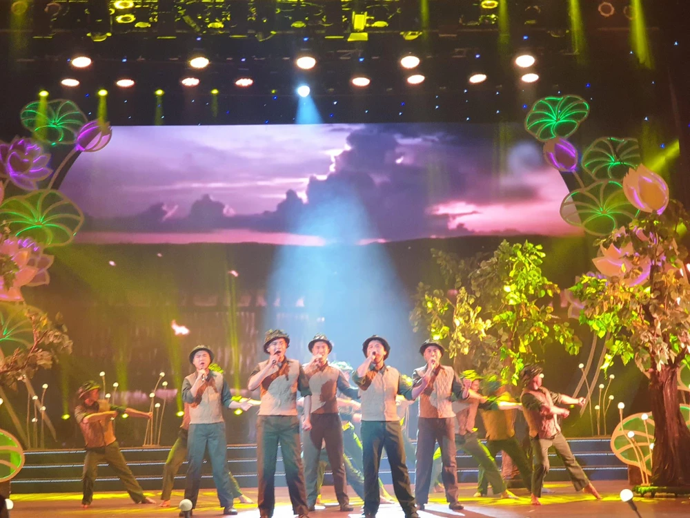 Ca khúc "Hò kéo pháo" do nhóm FM thể hiện. Ảnh: VĂN HÀ