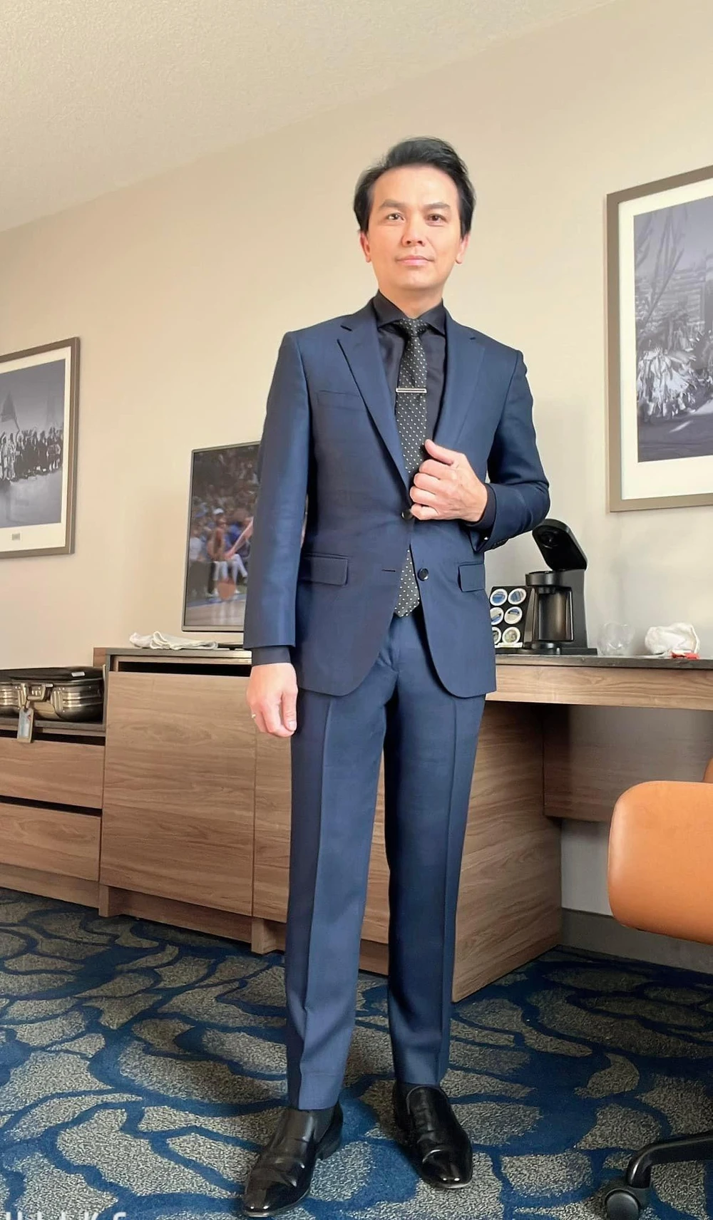 Dù biểu diễn ở đâu, Mạnh Quỳnh vẫn diện đồ vest đen để tưởng nhớ nữ ca sĩ Phi Nhung. Ảnh: FBNV. Dù biểu diễn ở đâu, Mạnh Quỳnh vẫn diện đồ vest đen để tưởng nhớ nữ ca sĩ Phi Nhung. Ảnh: FBNV.