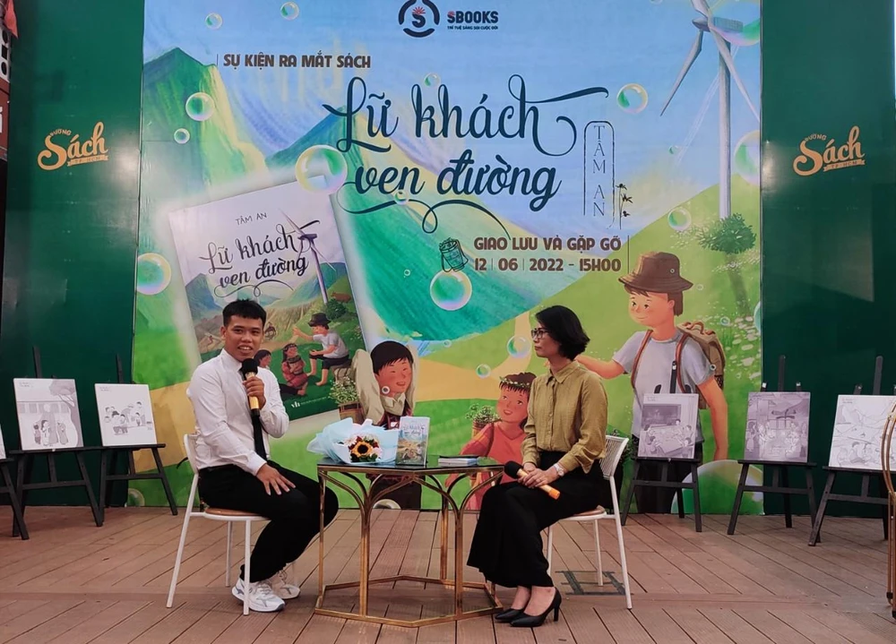 Tác giả Tâm An (trái) và MC Phương Huyền tại buổi ra mắt sách "Lữ khách ven đường". Ảnh: BTC.