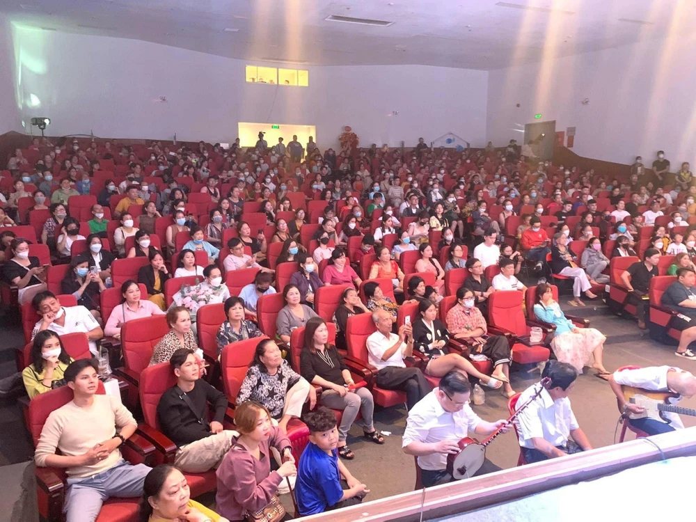 Vở diễn hơn 3 tiếng đồng hồ nhưng vẫn giữ chân khán giả đến giờ phút cuối. Đó là nhờ sự chung tay, cố gắng của toàn bộ ê kíp đoàn Huỳnh Long. Ảnh: KEN TRẦN.