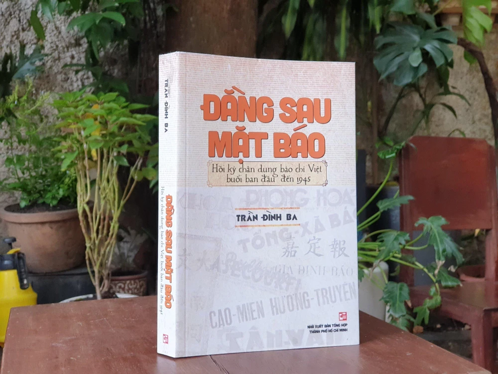 Sách "Đằng sau mặt báo - Chân dung báo chí Việt buổi ban đầu đến 1945" của tác giả Trần Đình Ba, NXB Tổng hợp TP.HCM xuất bản nhân kỷ niệm ngày Báo chí cách mạng Việt Nam. Ảnh: Q.M