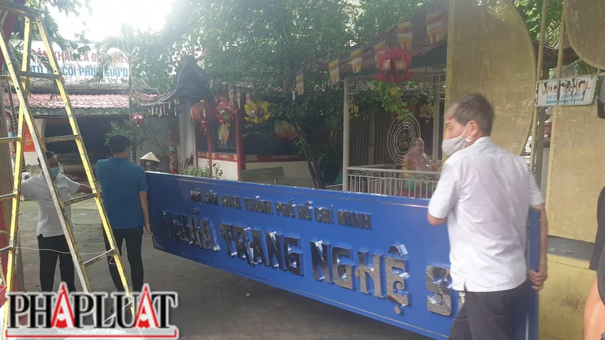 Bảng hiệu "Nghĩa trang nghệ sĩ" được gỡ xuống vào chiều 20-6. Ảnh: VĂN HÀ. Bảng hiệu "Nghĩa trang nghệ sĩ" được gỡ xuống vào chiều 20-6. Ảnh: VĂN HÀ.