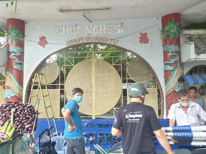 Bảng hiệu "Hội Sân khấu thành phố-Nghĩa trang nghệ sĩ" chính thức được gỡ xuống và Chùa nghệ sĩ được trả về nguyên trạng vào chiều 20-6. Ảnh: VĂN HÀ