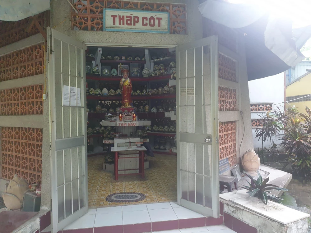 Ngoài NSND Phùng Há, Chùa nghệ sĩ còn là nơi an nghỉ của đông đảo nghệ sĩ. Ảnh: VĂN HÀ.