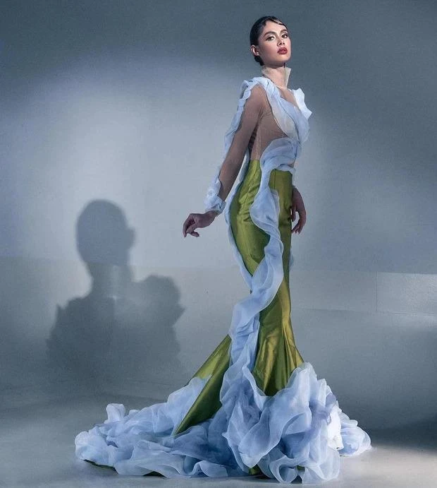 Manita Hang cũng từng tham gia cuộc thi Miss Tourism Metropolitan cùng năm với Hoa hậu Hoàn vũ Thái Lan 2020 Amanda Obdam và đạt thành tích Á hậu 2. Với những thành tích ấn tượng của mình, Hang Manita được đánh giá sẽ là ứng viên đáng chú ý của khu vực Đông Nam Á.