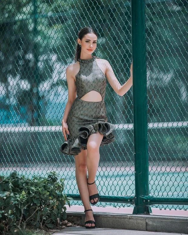 Manita Hang sở hữu chiều cao 1m67, được coi là không quá nổi bật so với các nhan sắc đến từ các quốc gia trên thế giới. Mặc dù vậy những năm gần đây các cuộc thi sắc đẹp đặc biệt là Miss Universe đã dần thay đổi tiêu chí của mình và chiều cao không còn là yếu tố quá quan trọng.