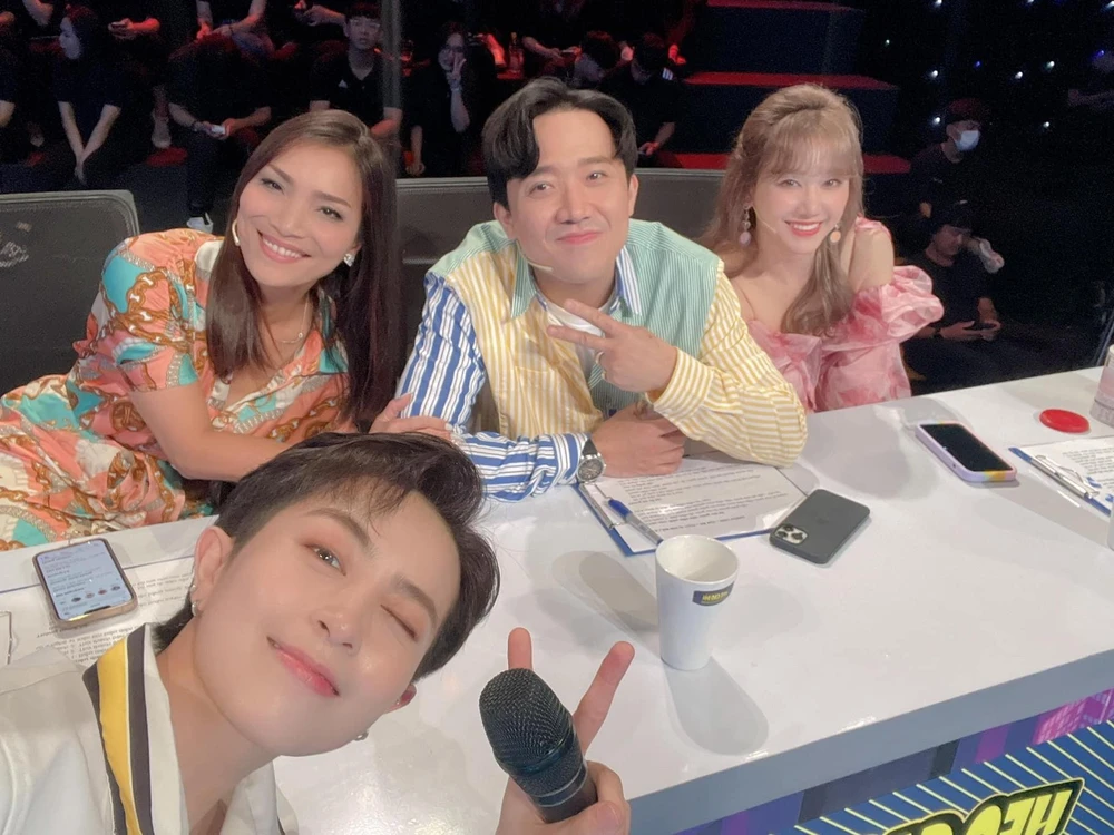 Bên cạnh đó, giọng ca "Mắt nai Cha cha cha" còn "nhá hàng" việc tham gia show truyền hình có sự góp mặt của vợ chồng Trấn Thành, Hari Won.